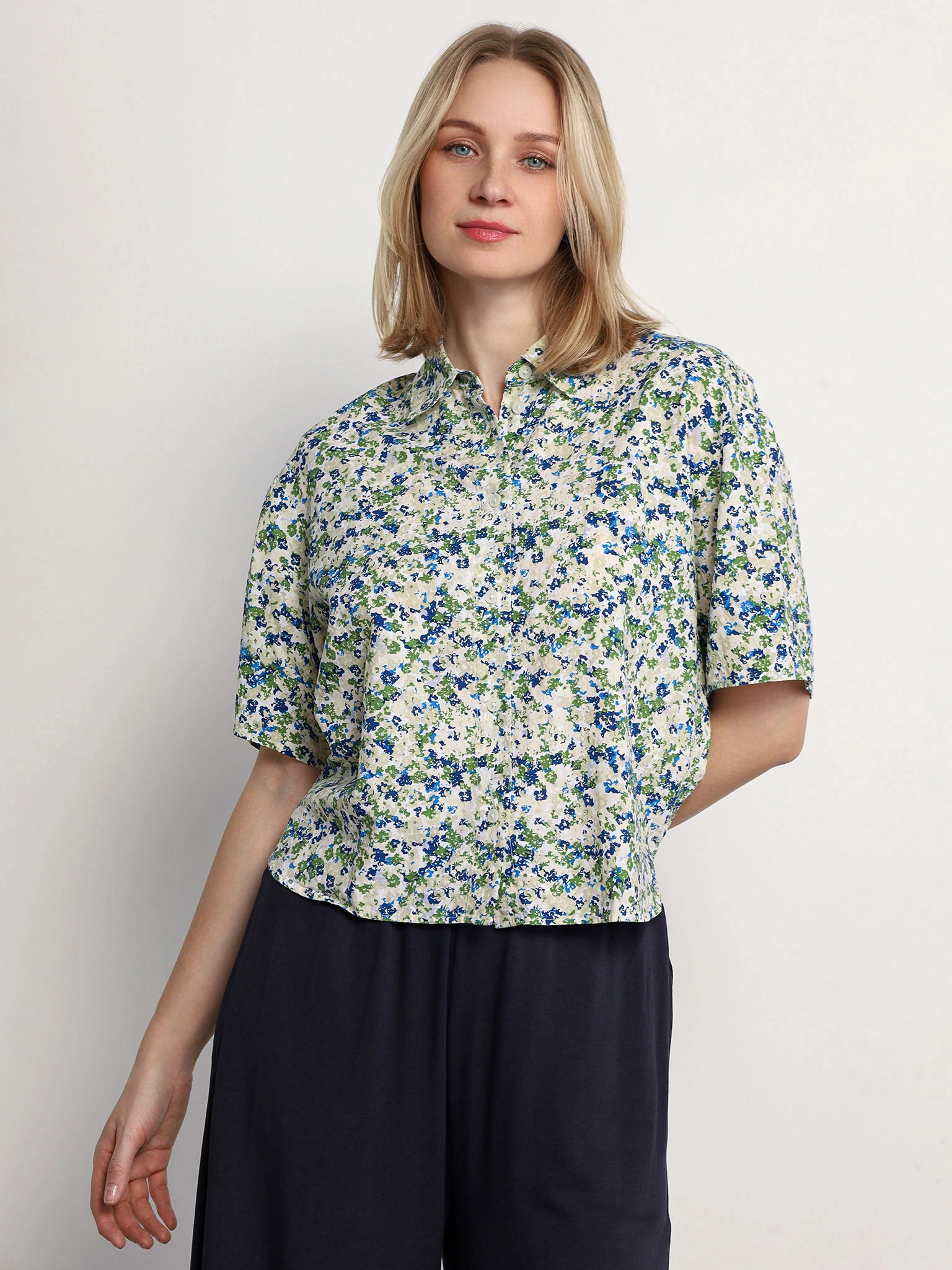 Блуза укороченная с цветочным принтом из смесовой вискозы